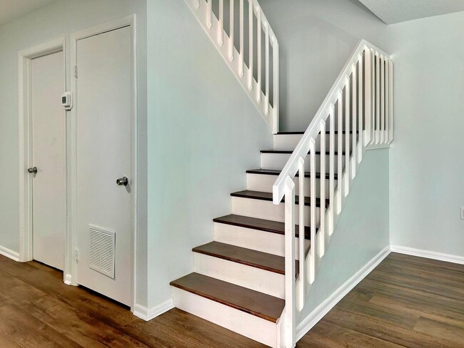 Building Photo - 405 4th Ln