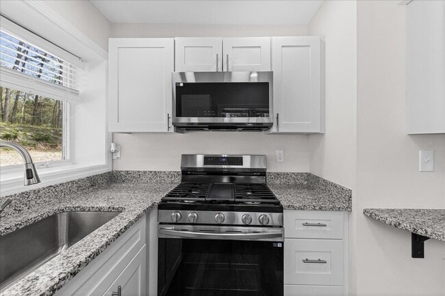 Building Photo - 2901 N Lakeshore Dr