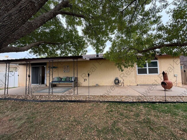 Building Photo - Beautiful 3 bedroom 2 bath brick home