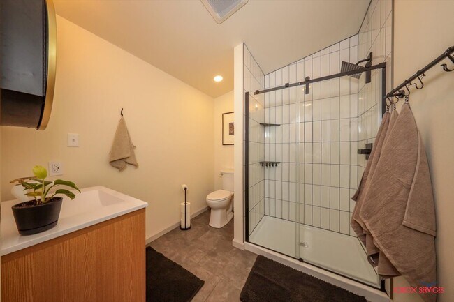 Building Photo - 7427 Twin Lakes Dr