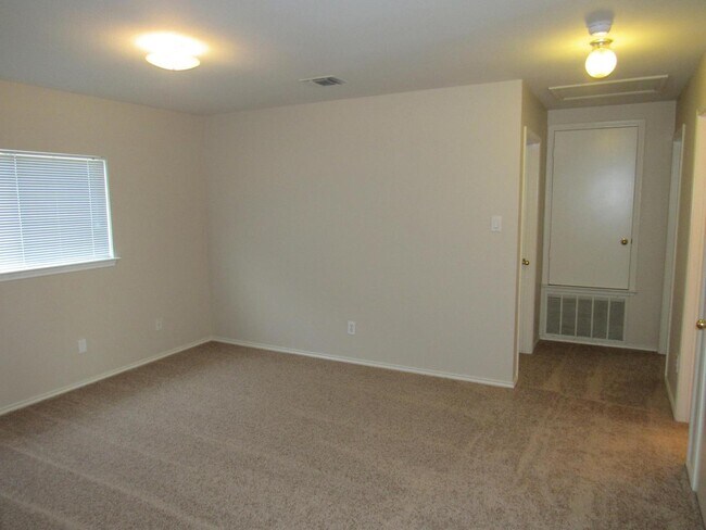 Building Photo - 3 - BEDROOM IN KNOLLCREEK
