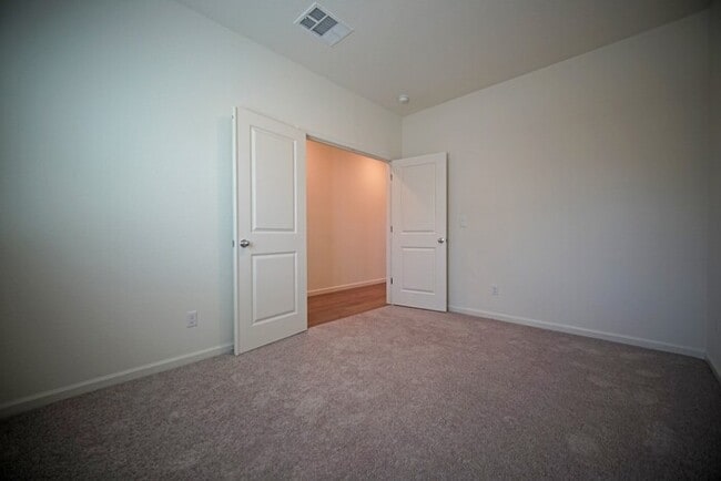 Building Photo - Beautiful 4 Bedroom PLUS office / den in Natomas!
