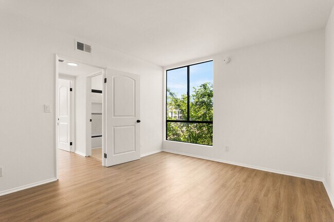 Building Photo - Newly Remodeled 2 Bed, 2 Bath Apartment in Valley Village!