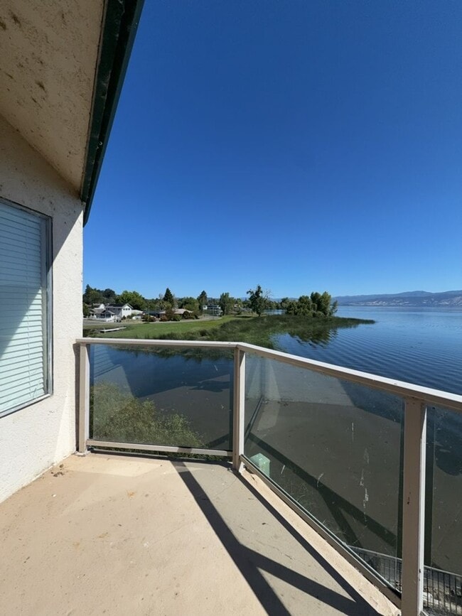 Building Photo - Lakefront Condo