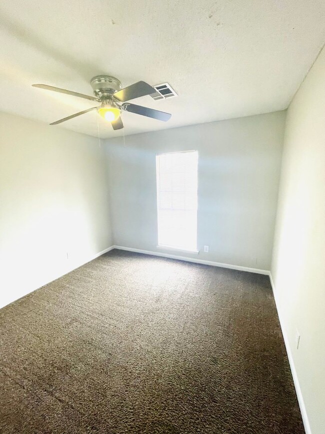 Building Photo - ** 3 Bed 1.5 Bath close to Lagoon Park** C...