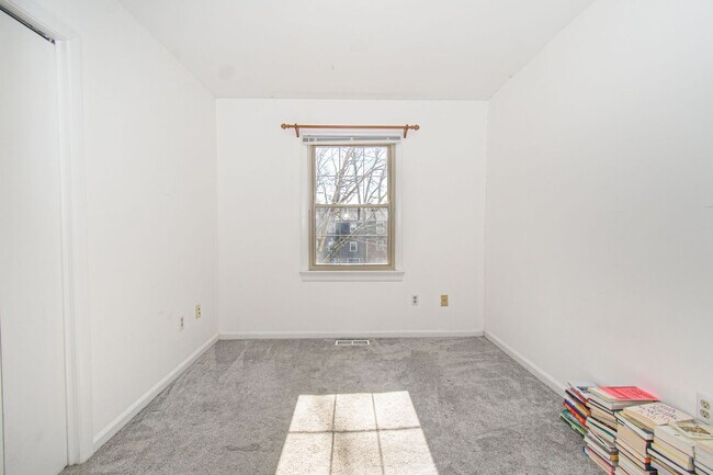 Building Photo - Charming 3 Bed 3.5 Bath Townhome