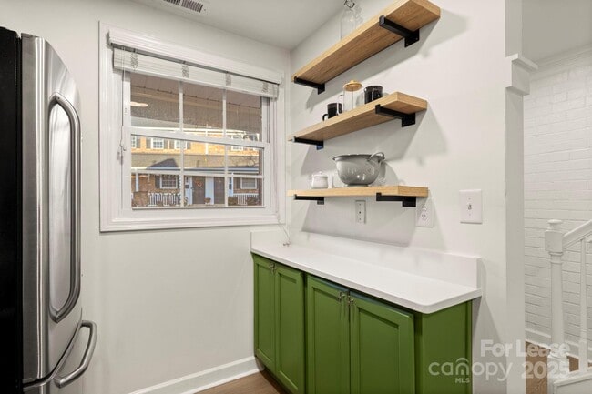 Building Photo - 1318 Green Oaks Ln