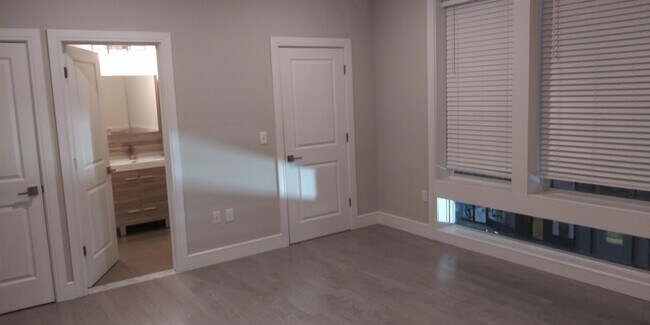 Building Photo - 801 Summit Ave