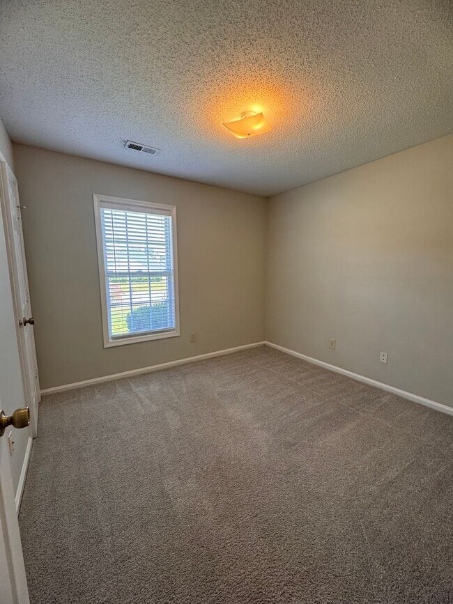 Building Photo - 3BR 2BA One Story Home with Garage
