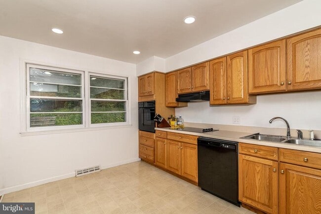 Building Photo - 1744 Lark Ln