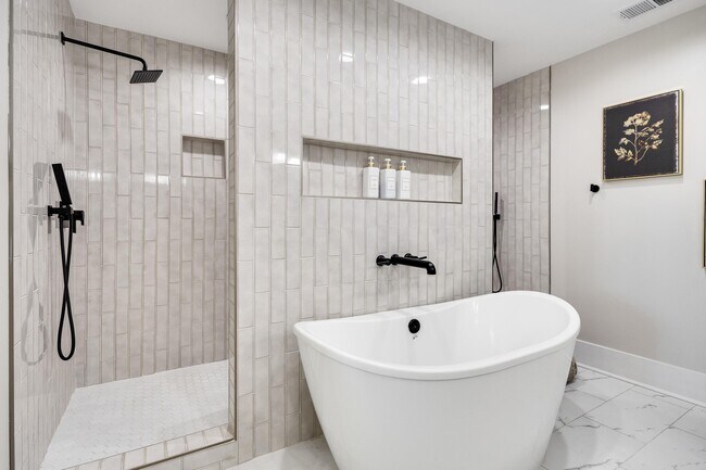 Building Photo - 400 E Pontotoc Ave