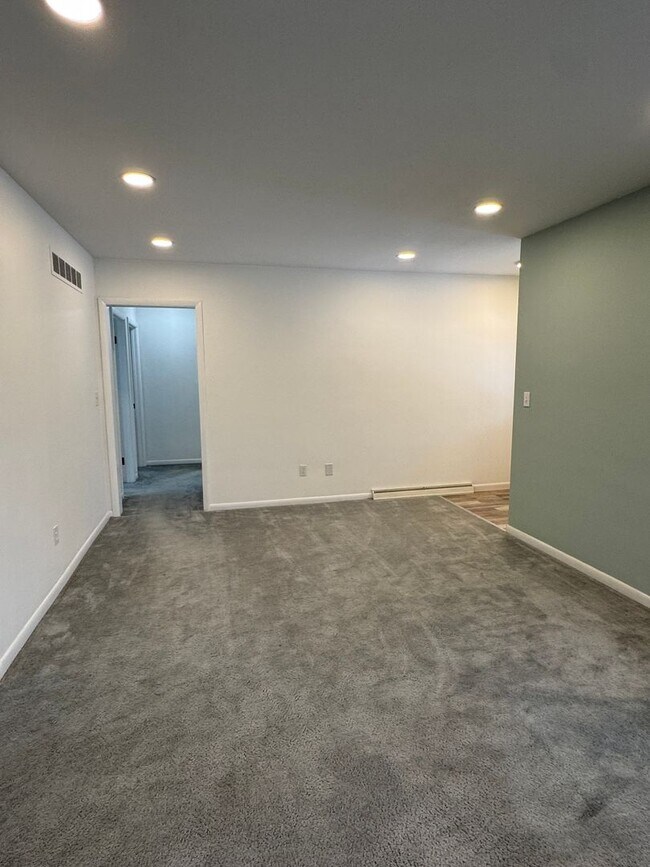 Building Photo - 1450 Marlborough Dr