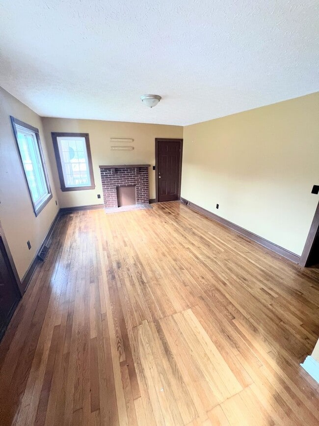 Building Photo - 3 Bedroom Home in Bedford