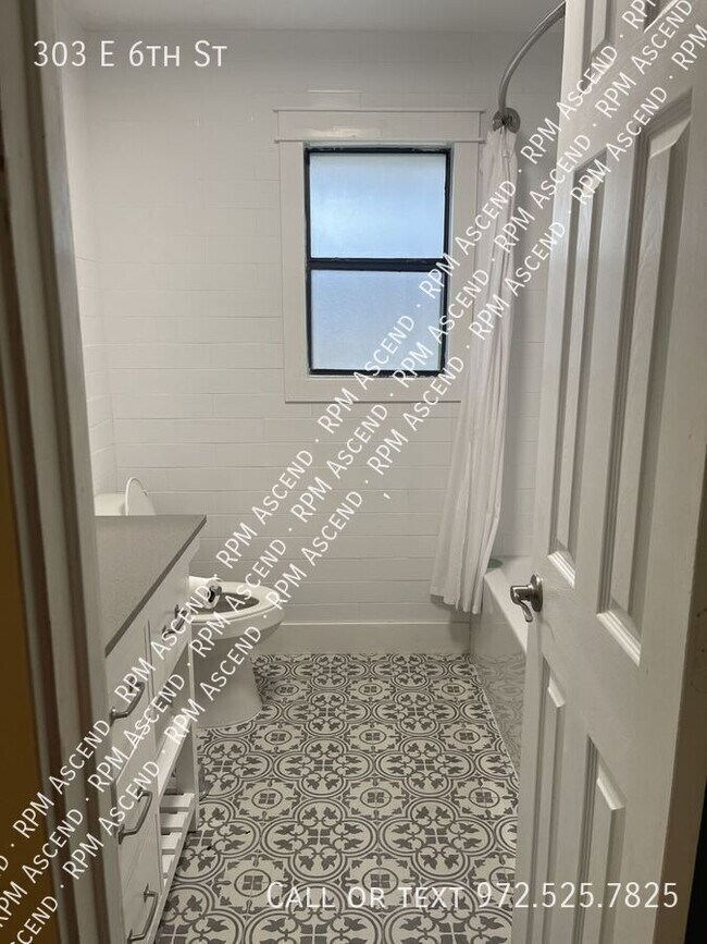 Building Photo - 303 E 6th St