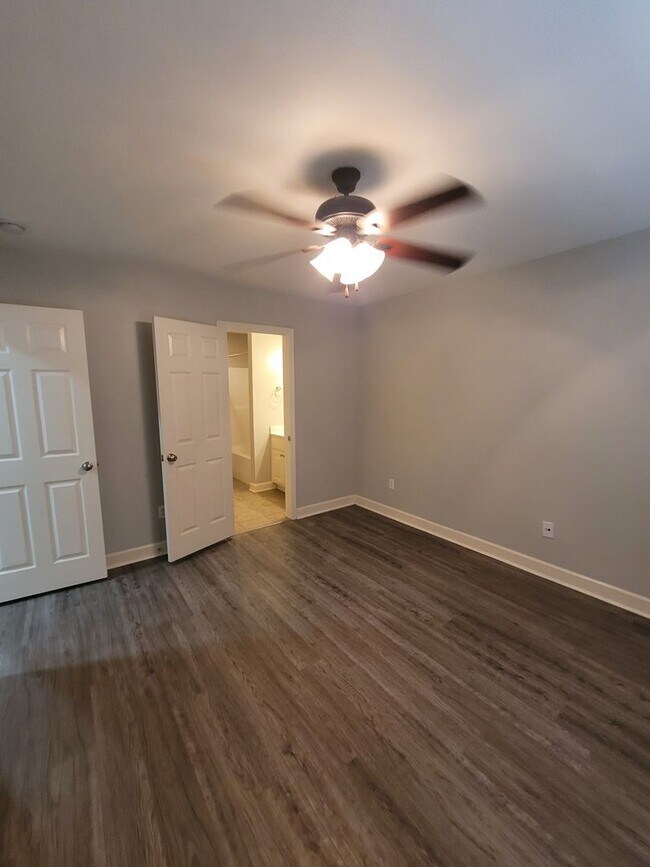 Building Photo - Home in Benton