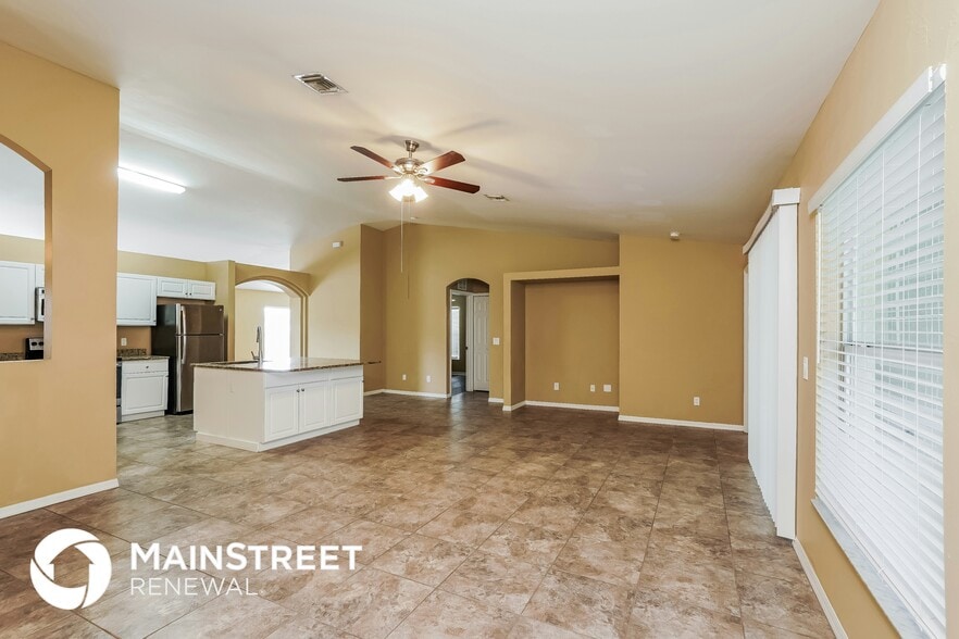 Building Photo - 3720 SW 6th Ave