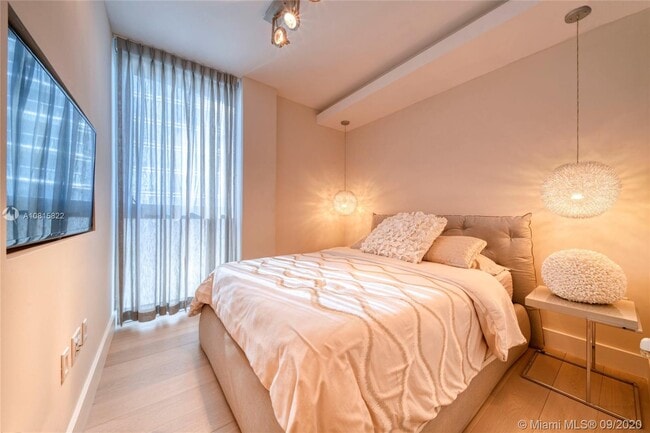 Building Photo - 17001 Collins Ave