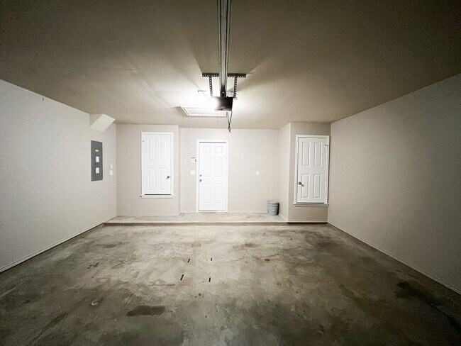 Building Photo - Available NOW!! Beautiful 1 story, 3 bedro...