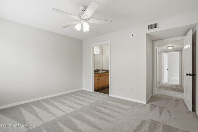 Building Photo - 13700 Richmond Park Dr N