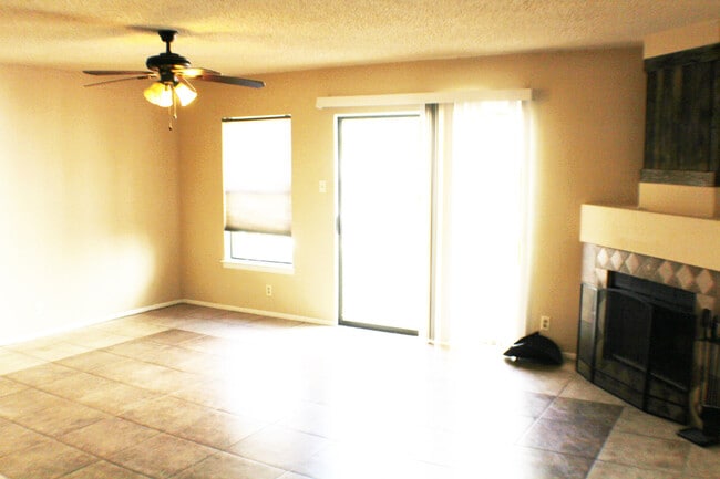 Building Photo - Lovely rental home near UTSA and USAA. Rea...