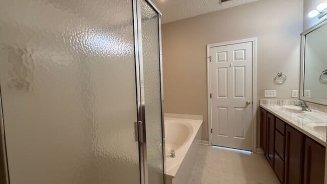 Building Photo - 3 bedroom - 2 bathroom - Stonelake Townhom...