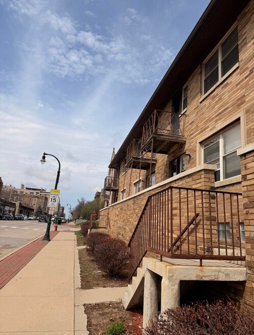 Building Photo - 4006 N Farwell Ave