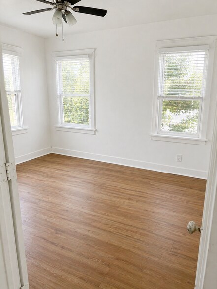 Building Photo - 1047 W Vernon Ave