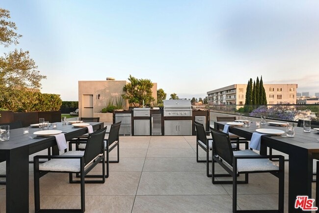 Building Photo - 350 N Palm Dr