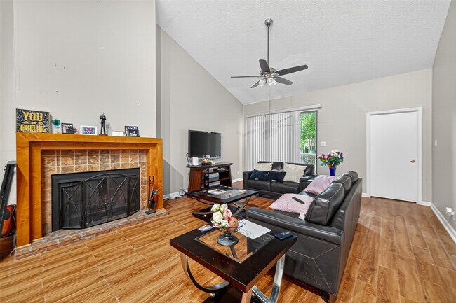 Building Photo - 7655 S Braeswood Blvd
