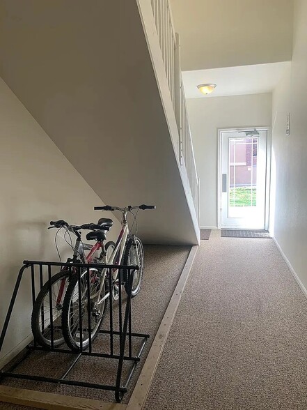 Building Photo - 2803 Kansas Dr