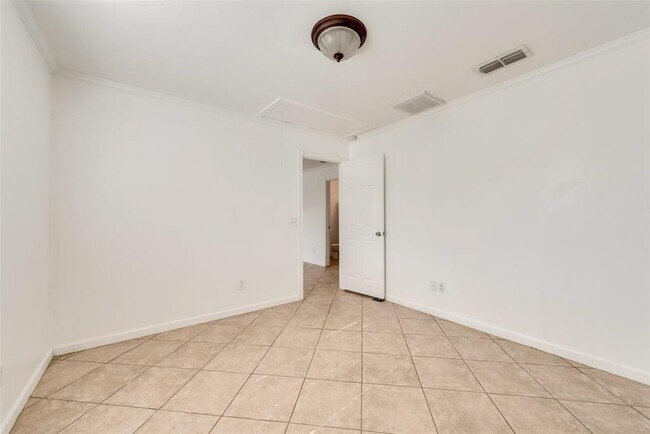 Building Photo - 633 Rose Garden Dr