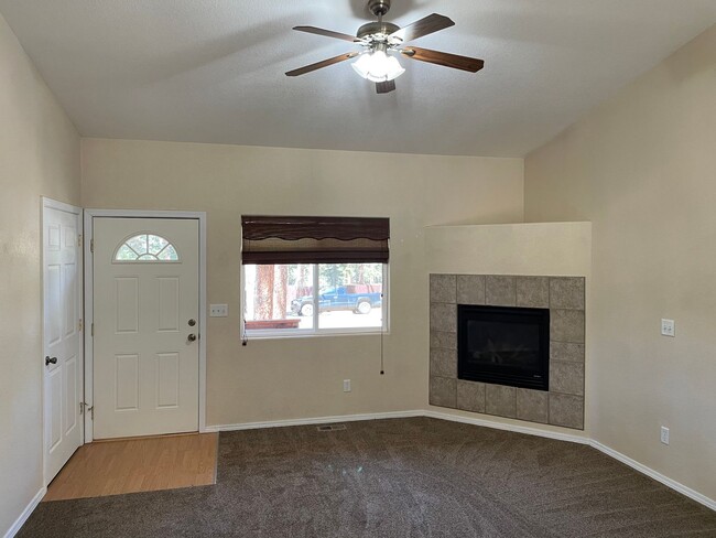 Building Photo - Adorable 3 Bedroom Home in Woodland Park