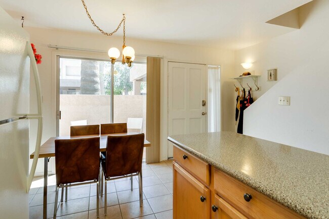 Building Photo - 445 S Desert Palm