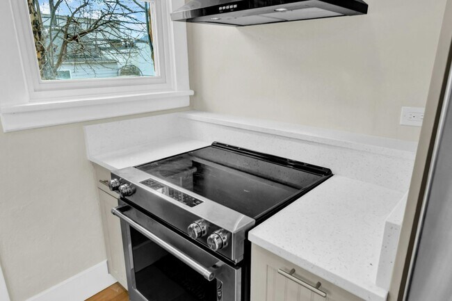 Building Photo - 2738 Pine St