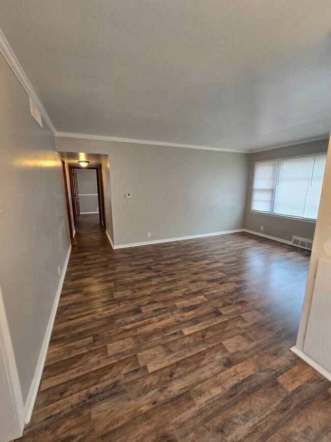 Building Photo - Three Bedroom Home Located in Warren Township near 10th and Franklin Rd