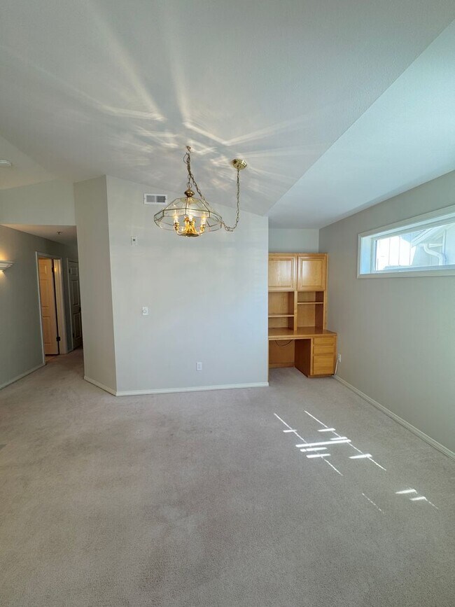 Building Photo - 2bd/2ba Edmonds Condo