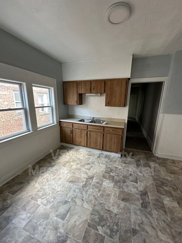 Building Photo - 3285 E 143rd St