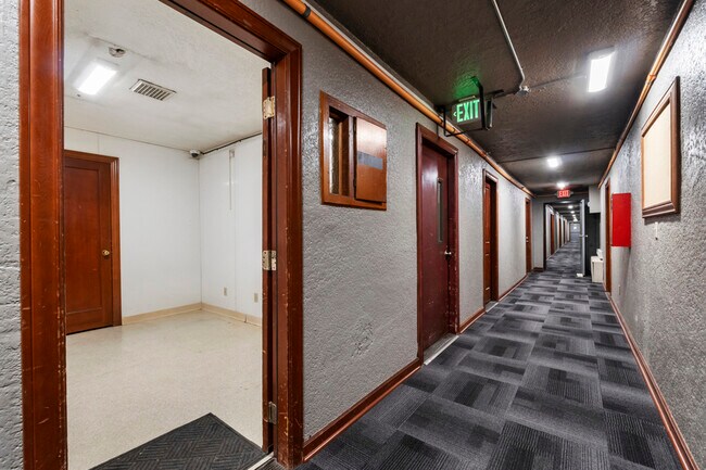 Building Photo - 403 1/2 Garfield St S-6