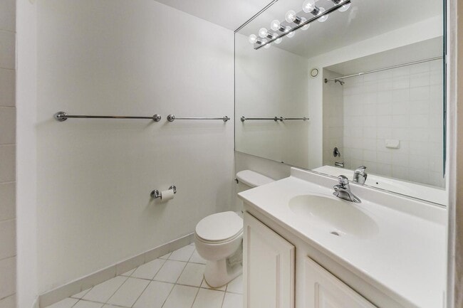 Building Photo - 345 N La Salle Dr