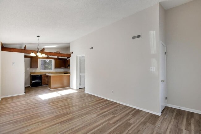 Building Photo - Adorable Duplex!