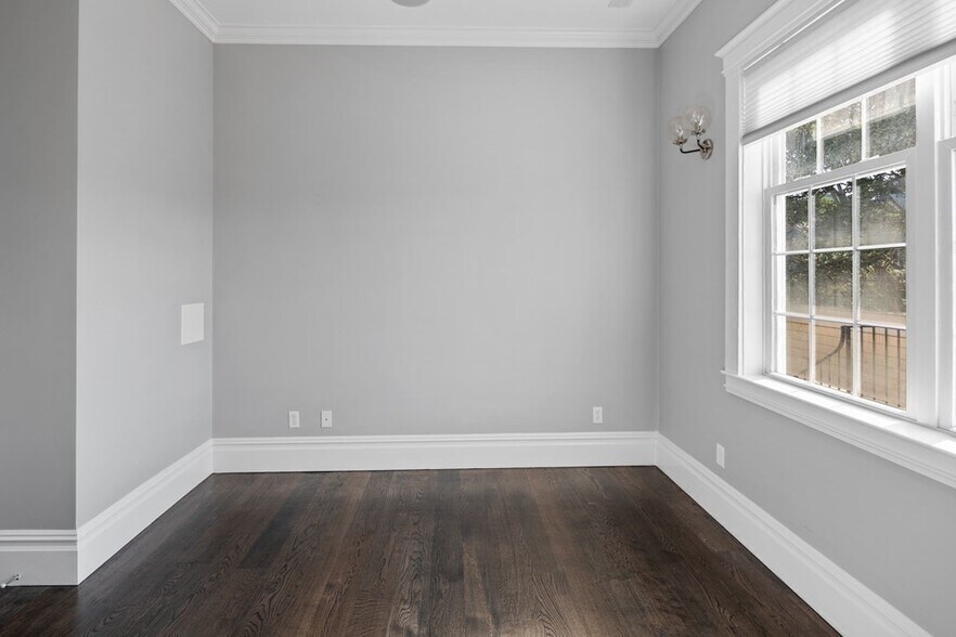 Building Photo - 322 W 4th St