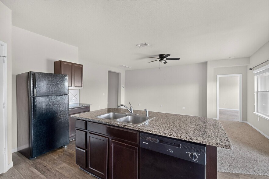 Building Photo - 402 Pentire Way