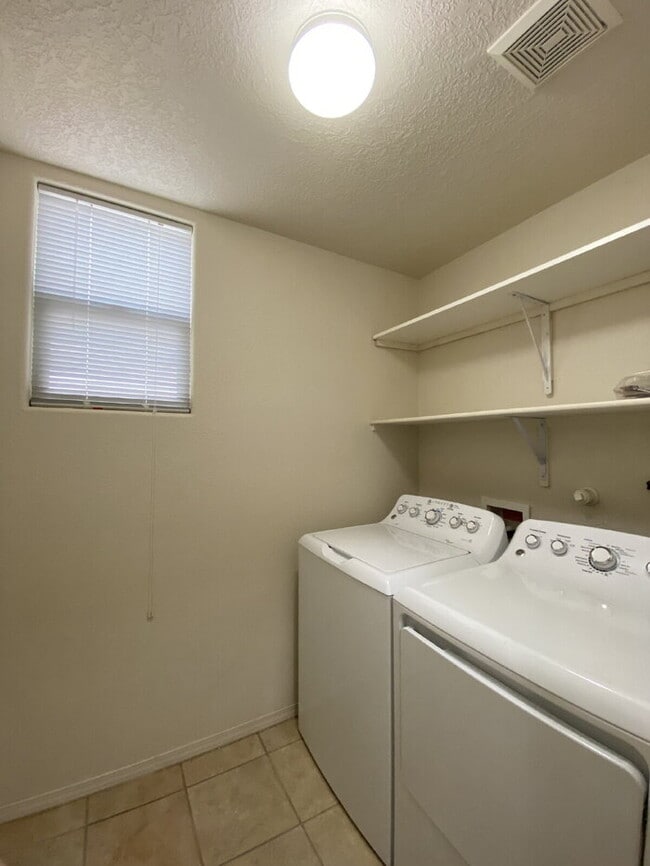 Building Photo - Large 5BR/2Story w/Balcony - Northern Meadows