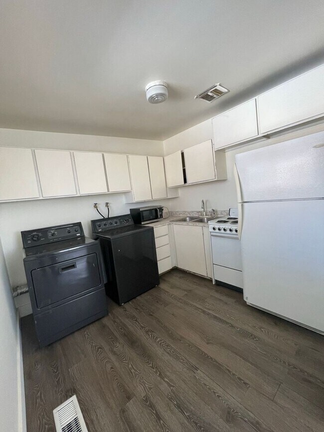 Building Photo - Remodeled Two bedroom apt, Sugarhouse; Covered Parking