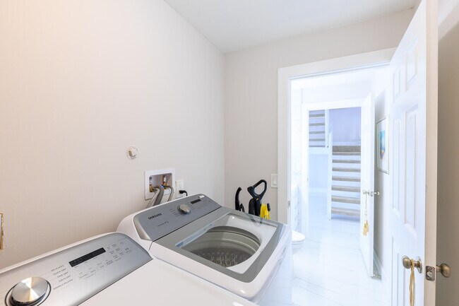 Building Photo - 5241 Jog Ln