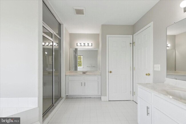 Building Photo - Spacious Townhome with 4 Bedrooms and 3.5 Baths!!