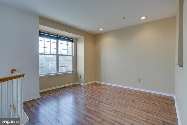 Building Photo - 6042 Blue Point Ct