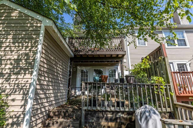 Building Photo - 1463 Glenside Green - River Run Townhome!