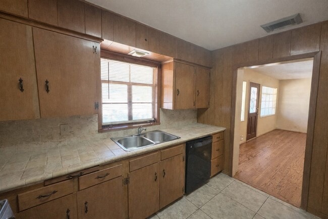 Building Photo - 903 Lamonte Ln