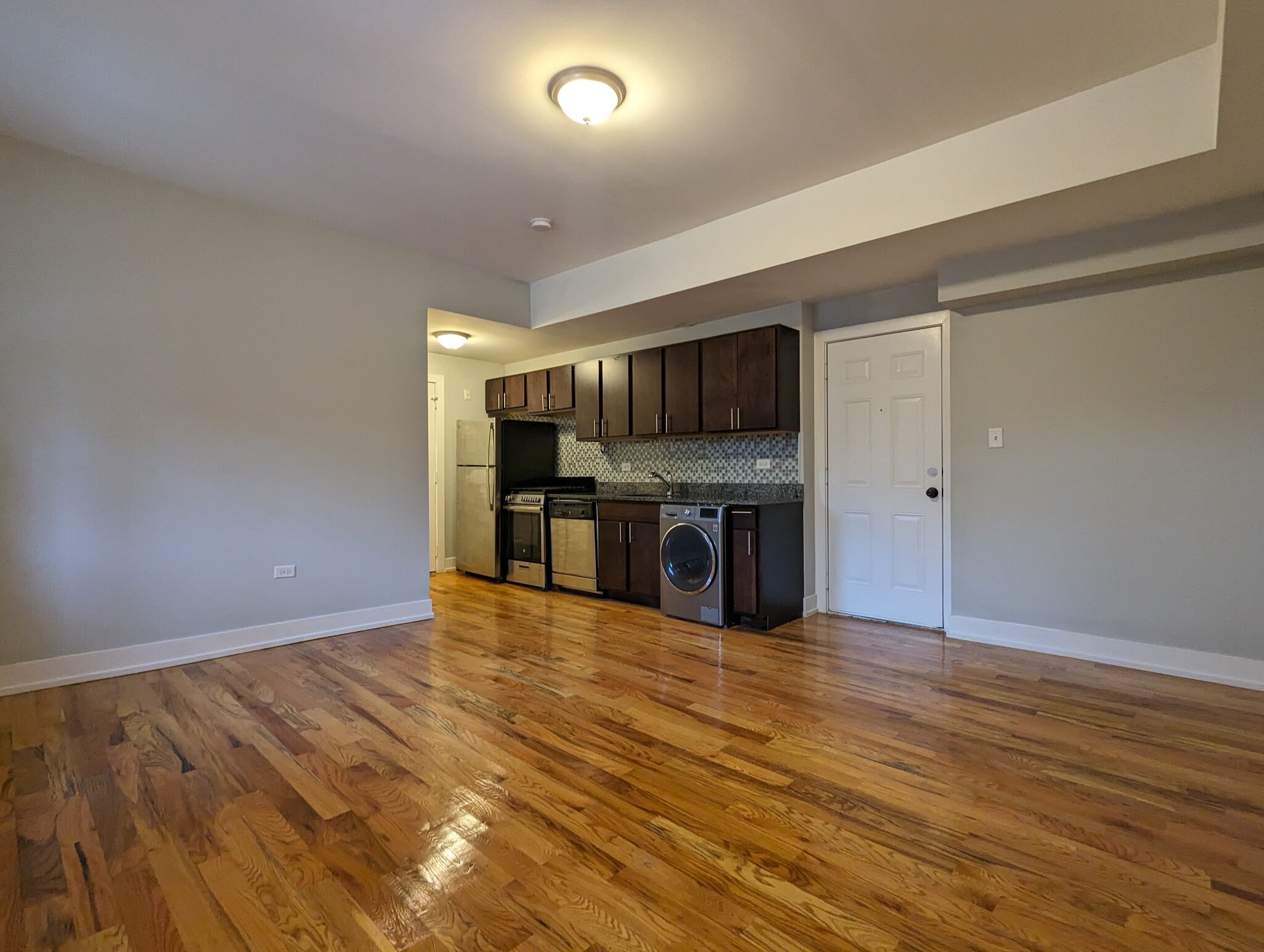 Building Photo - 910 W George St